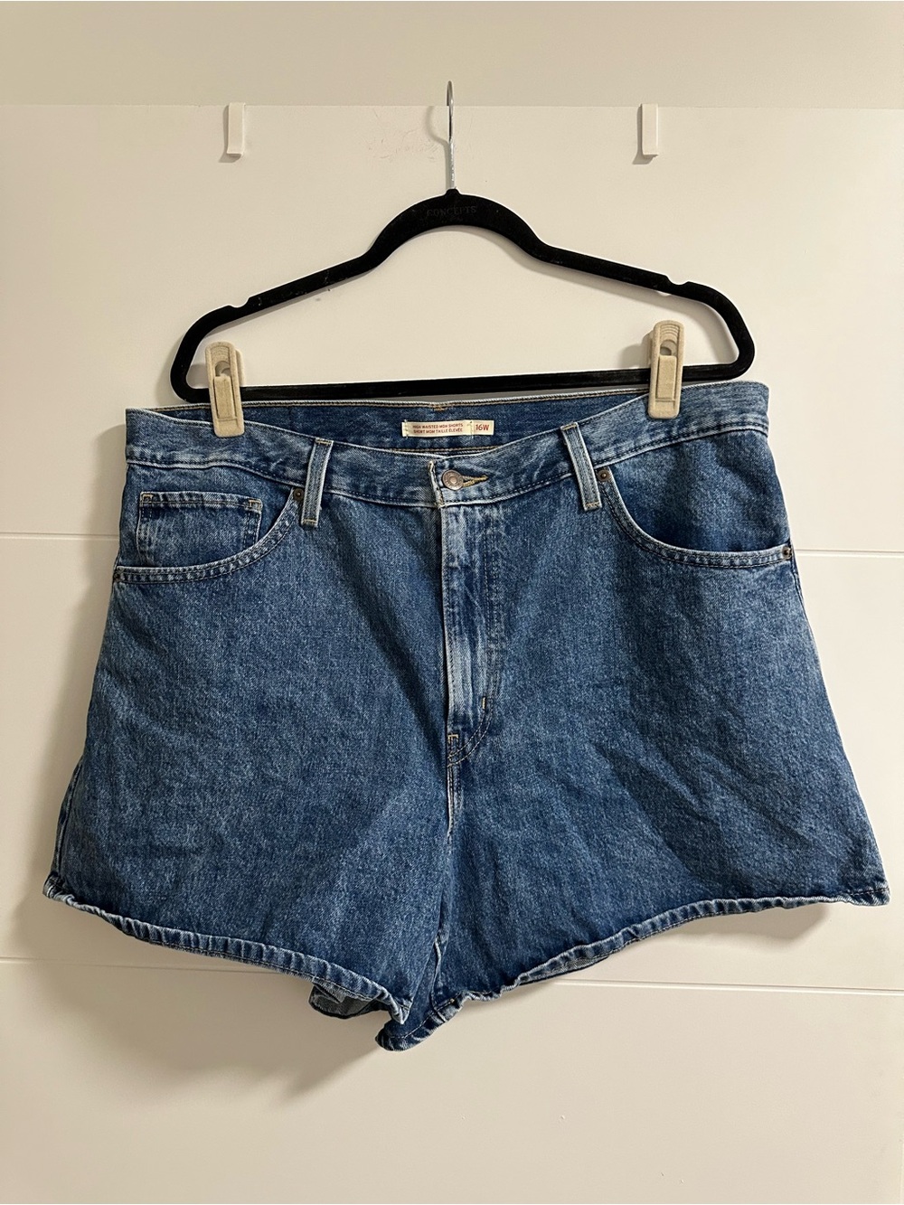 Levi’s High Waisted Mom Shorts - Picture 4 of 4